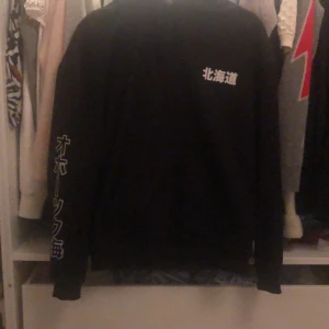 Hoodie - Säljer denna jättecoola hoodie från urban outfitters, buda!!💕💕