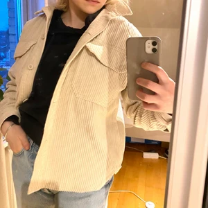 Beige skjortjacka - Jättefin beige skjorta/tunn jacka. Från Pull & bear. 