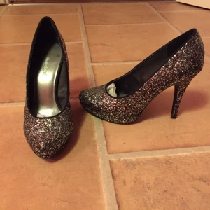  - Klackskor som bara är använda en gång. Som nya! Kan mötas upp i Lkpg annars står köparen för frakten.