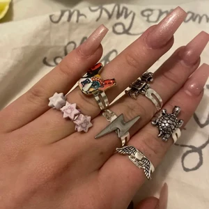 Egengjorda smycken - Jag gör egengjorda smycken. Denna annons handlar om ringar men kan även göra örhängen, armband, fotlänkar samt halsband💗💗 dessa ringar består av en justerbar ringstomme med en platta, jag limmar alltså på berlockerna eller motivet på den lilla plattan med hjälp av superlimmet som ni ser på sista bilden. Mina ringar har hållt otroligt bra men jag står tyvärr inte för postens slarv eller hur PostNord hanterar paketen❤️ priset på ringarna är 50-70 kr, hör av er vid funderingar eller intresse! Puss💕💘