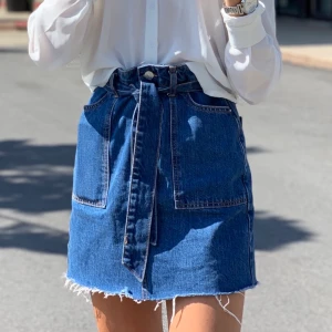 Jeans kjol - Jätte fin jeans kjol från Gina Tricot! Använd ett fåtal gånher så i väldigt fint skick! Köparen stör för frakten💜