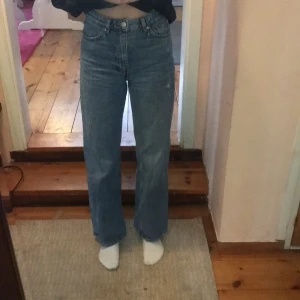 Monki wide jeans strl 25 - Wide jeans från monki, använd några gånger. Säljer för dome it min stil🥰 köpte för 400kr 