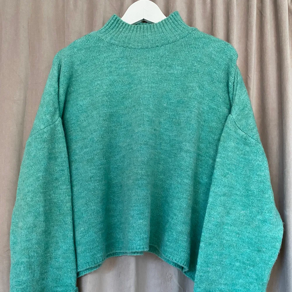 Superfin stickad tröja i en jättefin grön/blå nyans. Endast använd fåtal gånger så i superfint skick. Sitter väldigt snyggt, lite croppad. Storlek S. Tröjor & Koftor.