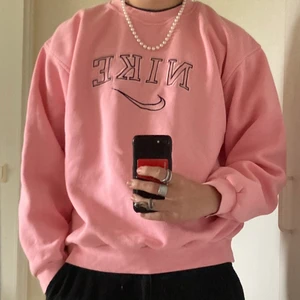 Vintage Nike Sweatshirt  - Storlek L men sitter ungefär som en M.               Finns något enstaka hål eller fläck men inget som syns.                                                                           Så vitt jag vet är den äkta! Rimligt pris om man jämför med andra som ligger ute men kan nog gå ner något vid snabb affär.                                        Hör av dig vid frågor!