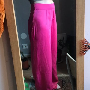 Oversized kostymbyxor - Otroligt oversized kostymbyxor från bikbok som är insydda i midjan, men det går att sprätta upp om man vill det! Endast använda 2 gånger under tv-inspelning! 