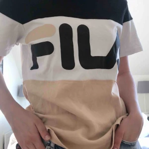  - Super skön och snygg T-shirt från Fila i storlek XS (passar dig som bär XXS-S). Du som köpare står för frakten❤️❤️❤️