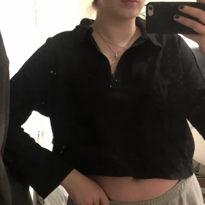 Långärmad tröja med dragkedja - Tröja från Monki. Den är tjockare i tyget och har en dragkedja + krage. Frakt 49kr eller mötas upp i Malmö/Lund.