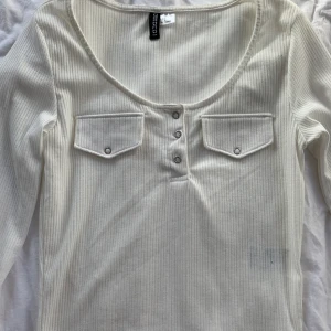 Vit långärmad tröja - Nu säljer jag en jättefin långärmad vit magtröja från  HM. Bara testad och legat i min garderob oanvänd sen den köptes❤️