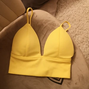 Gul bralette - Gul bralette, aldrig använd och lapparna sitter kvar!💛