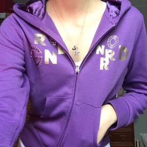 Cool kofta - Skitcool lila y2k kofta med tryck på och siden inspirerat material innuti luvvan. Köpt second hand. Liten i storleken