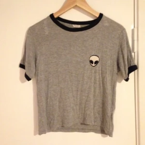  - Köpt från Brandy Melville, inte använd så mycket. Skönt material med liten Alien på. 