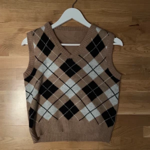 Väst  - Säljer denna oanvända väst. Priset är inte inklusive frakt. Flera är intresserade så buda i kommentarerna eller privat. Högsta bud just nu är 145kr+32kr frakt 