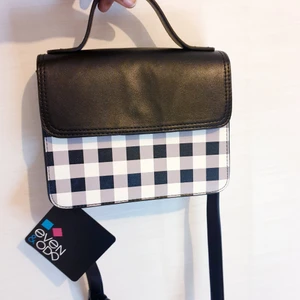 Even&odd väska, svart och vit  - Ha aldrig använt, original priset är 299kr. Priset kan diskuteras. Frakt 60kr 