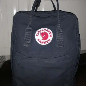 Fjällräven väska  - Säljer den för att den inte kom till användning. Köptes för 1000kr använt några gånger men den är som ny.💕 färgen är blå/grå