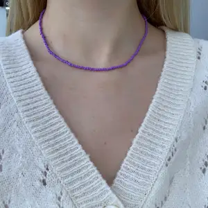 Lila pärlhalsband med små pärlor💜💫🥺⭐️🥳 halsbandet försluts med lås och tråden är elastisk 