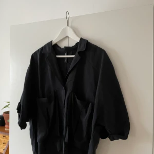 Helt ny skjort-blus från Zara - Helt ny skjort-blus från #zara som jag fick i julklapp, men då den inte satt bra på mig så säljer jag den vidare och hoppas på att någon annan får användning för den 😍 Nypriset är 349kr, men jag säljer den för 270kr inklusive frakt! Skynda fynda!! 🌱💕 Storlek S