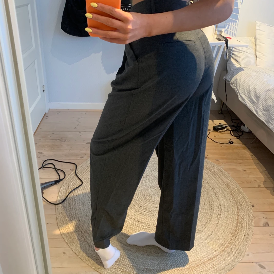 Gråa kostymbyxor från Zara - 91