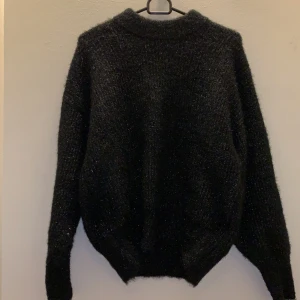 Svart tröja med glitter i sig  - Ordinarepris 129kr säljes för 40kr+ frakt