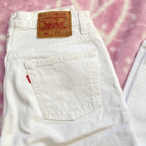 Levi’s jeans  - Ascoola vita Levi’s jeans i ett mycket bra skick! Varan har inga defekter och är köpt second-hand. Köpte de för 500 kr. Kvaliteten på materialet är super. Storleken på dem är W:29 & L:30, men passar på mig som XS perfekt. Läs gärna mina villkor🧚🏼💓🧚🏼