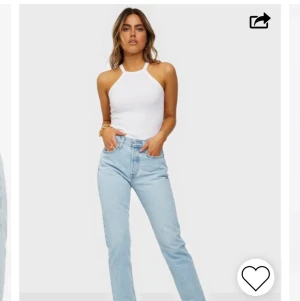 Levis 501 - Skitsnygga Levis 501 jeans W 24 L 30 (passar även W 25). Säljer då de tyvärr är alldeles för små för mig. Ny pris 1099 kr. Bra skick. Skriv privat för fler bilder. 
