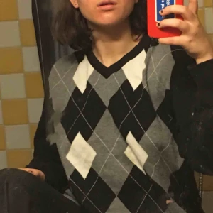  - En cool tröja!! Står L men skulle säga att den är mer M. Jag brukar ha S och den sitter bra oversized på mig