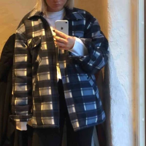  - Jag är vanligtvis en 34, så den sitter oversized på mig. 