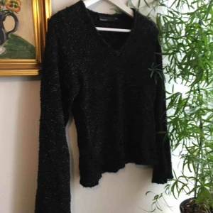  - Säljer denna superfina fluffiga glittriga tröja! Passar 34-36! 