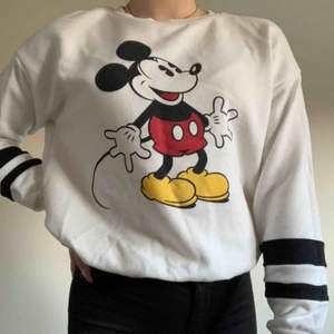 En Micky Mouse tröja från bershka! Unik och rolig tröja.  Köparen står för frakt