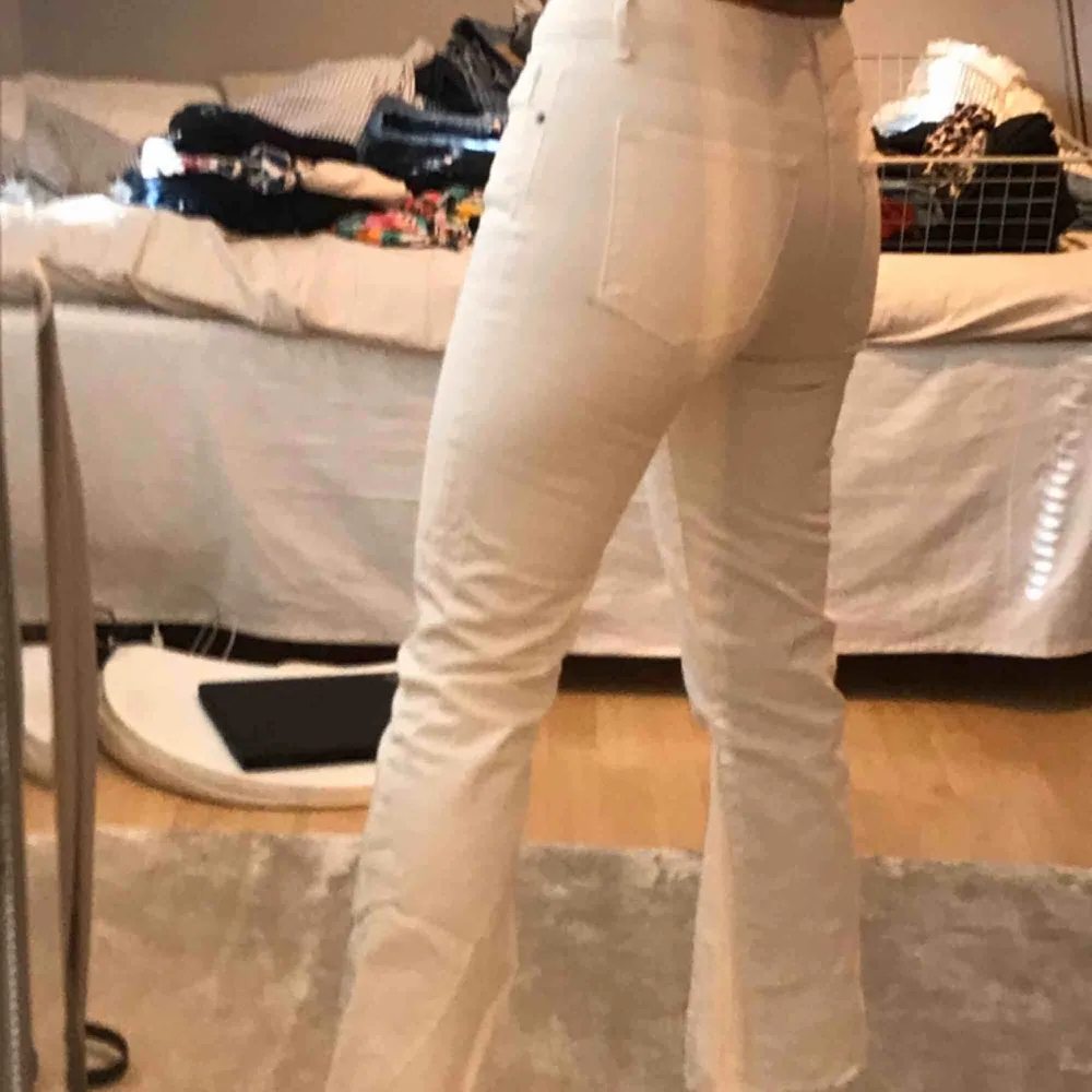 Svinfina vita jeans från NA-KD! Endast använda vid ett tillfälle. Säljer pga de tyvärr är lite för små för mig😢 storlek 34! De är lite vida nertill benen . Jeans & Byxor.