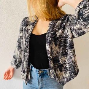  - Lätt jacka i bomullstyg. Bra skick. 