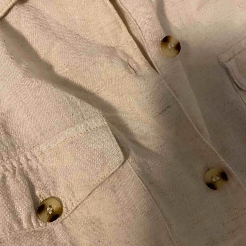 Ljus beige linnéskjorta. Aldrig använd. Vid frakt står köparen för fraktkostnaden . Skjortor.