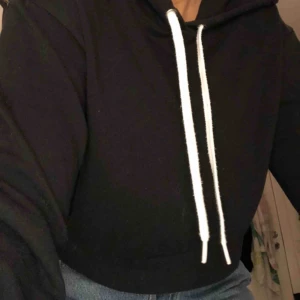  - Svart kort hoodie🖤 hör av er för mer info