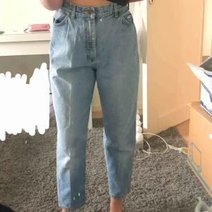 - Dessa supersnygga Lee-jeans säljer jag nu då de aldrig används. Köpta på Beyond Retro för samma pris 🦋 Är tyvärr inte säker på storleken, passar mig som vanligen är 36/S/M