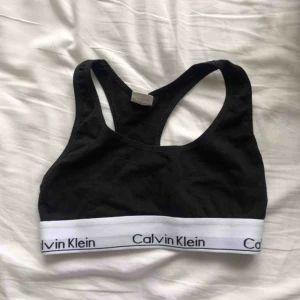  - Säljer denna CK topp som är i nyskick endast testad. Frakt tillkommer annars möts vi i Falun.