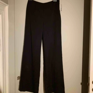  - Raka kostymbyxor i storlek xs från bik bok. Använda men i väldigt bra skick.