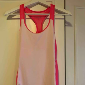  - Nästan oanvänt träningslinne. Står S men liten i storleken så XS! 