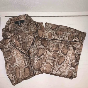  - Säljer denna fina pyjamas från Missguided. Endast testad & säljer pga för liten. Köparen står för frakt annars mötas upp i Eskilstuna😇