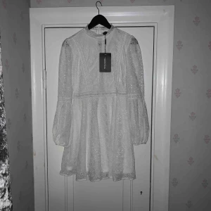  - Student/skolavslutning/sommarklänning från Prettylittlething, köpt i januari och helt oanvänd (provad en gång)! Pris ny på hemsidan 40 pund (ca 500kr). Möts gärna upp i Uppsala!