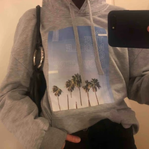  - En grå hoodie med tryck ifrån NA-KD.  Den är UNISEX i storlek XS I princip aldrig använd 