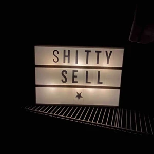  - Light box från Mio, den är såå fin och ha bredvid sängen och lyser upp i mörkret! Alla bokstäver finns kvar och det är två av varje bokstav❣️