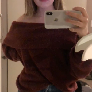 off shoulder tröja  - vinröd, off shoulder tröja från hm, väl använd nypris: ca 250-299 köparen står för eventuell frakt.  pris kan diskuteras. 