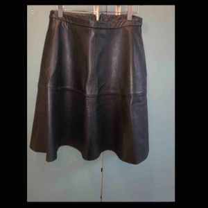  - Äkta läder knälång kjol. Så fint och mjuk!