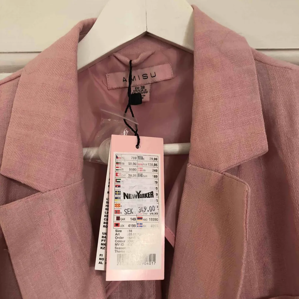 Garderobsrensning! Jättefin rosa blazer från New Yorker. Den är aldrig använd. står 38 i men mer som en 36 skulle jag säga! Priset är inklusive frakt🥰. Kostymer.