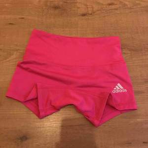 Rosa adidas tränings shorts 