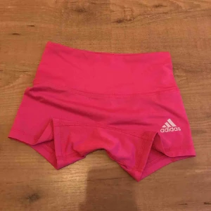  - Rosa adidas tränings shorts 