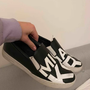  - Micheal Kors skor!! Assnygg, coola o ovanliga!  de är använda men allt går att torka av då skor a är av skin!!