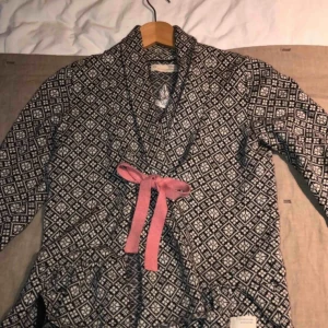  - svin snygg och söt odd molly kofta, är k storlek 1 men det motsvarar S men fungerar både större och mindre väldigt bra skick använd några få tall gången  möts upp i stockholm, frakt står kunden för