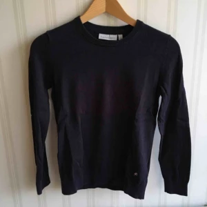  - Tunt stickad tröja från Peak Performance. Marinblå. Köparen står för frakten. 