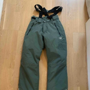  - Ett par as snygga skidbyxor som sitter bra på benen och tajt i midjan. Jag hade lätt använt dessa om jag inte haft min rosa skidjacka. 