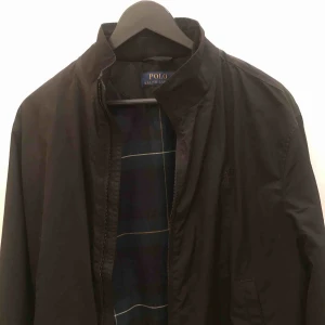 Ralph Lauren jacka - 10/10 skick, bara använd några gånger Säljes pga för liten! Riktigt snygg, stilren och bekväm jacka!